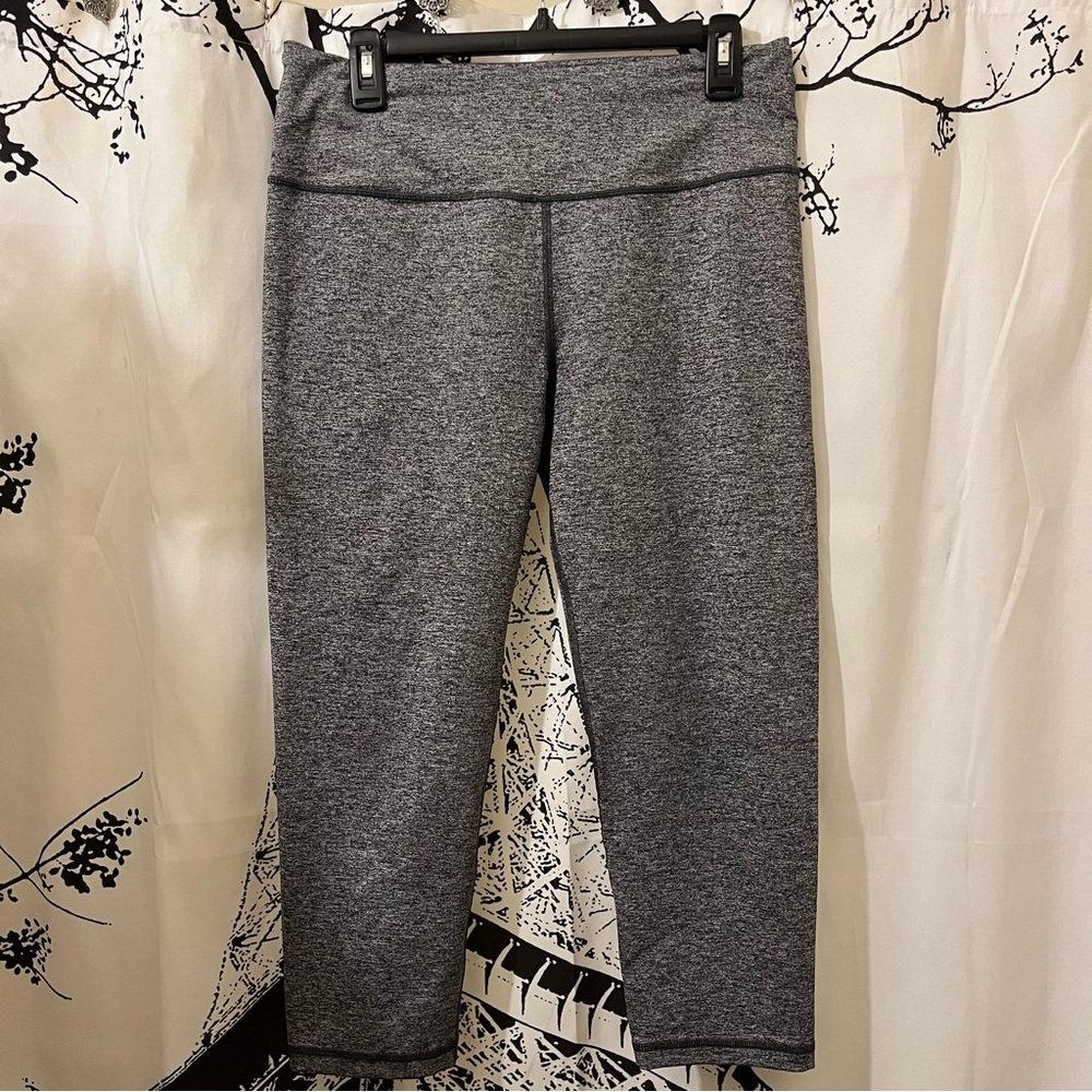 Victoria’s Secret Sport VSX Knockout Capri Leggings Activewear Gray Large